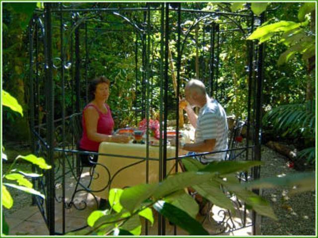 Hibiscus Lodge Bed & Breakfast Wongaling Beach Экстерьер фото